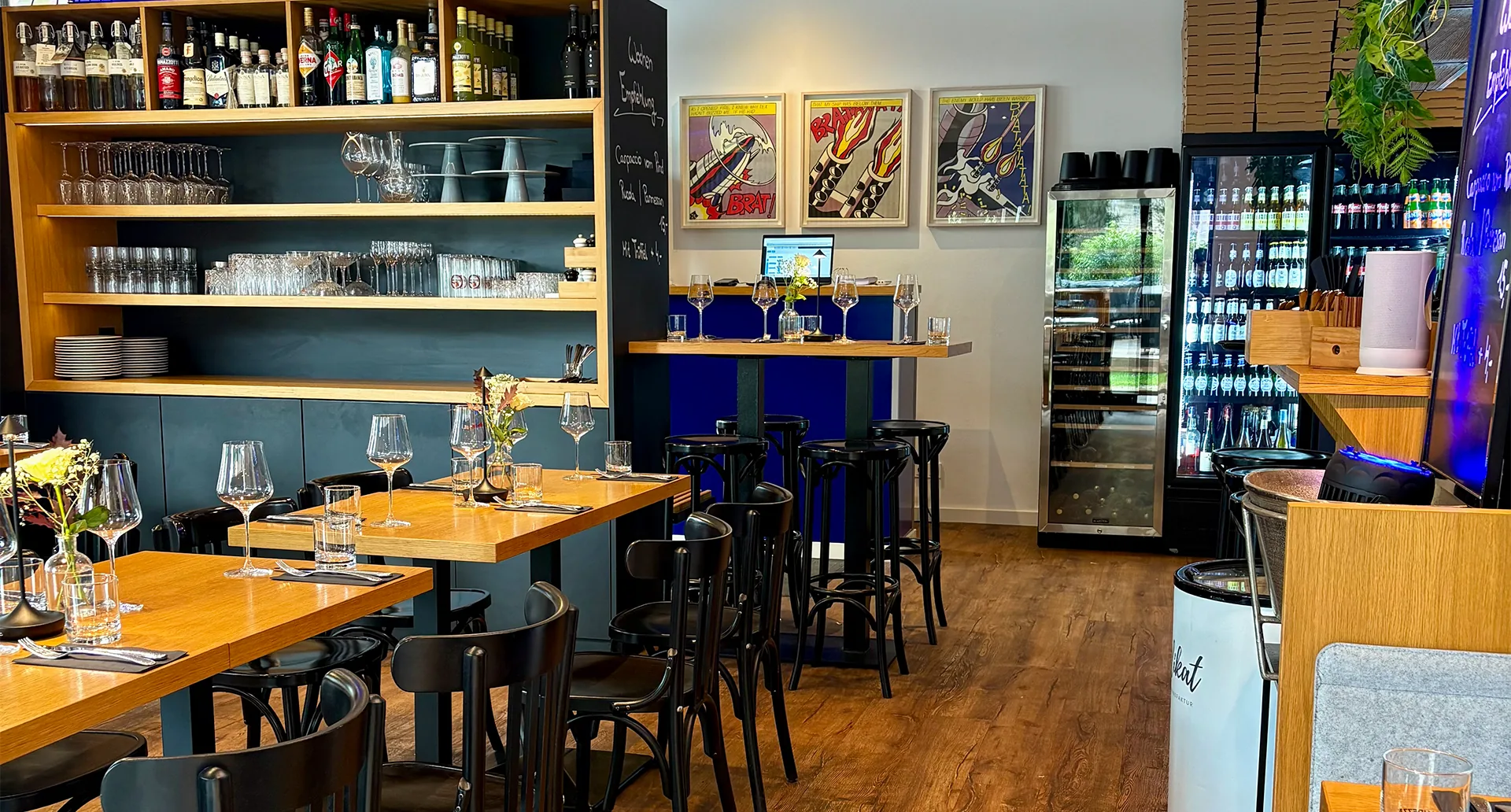 Bar und Weinregal im felix