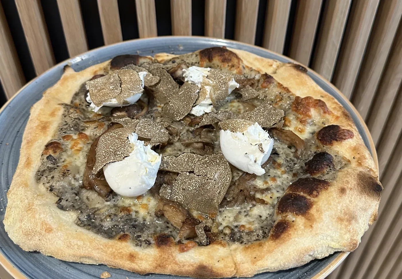 Pizza mit Trüffel und Burrata