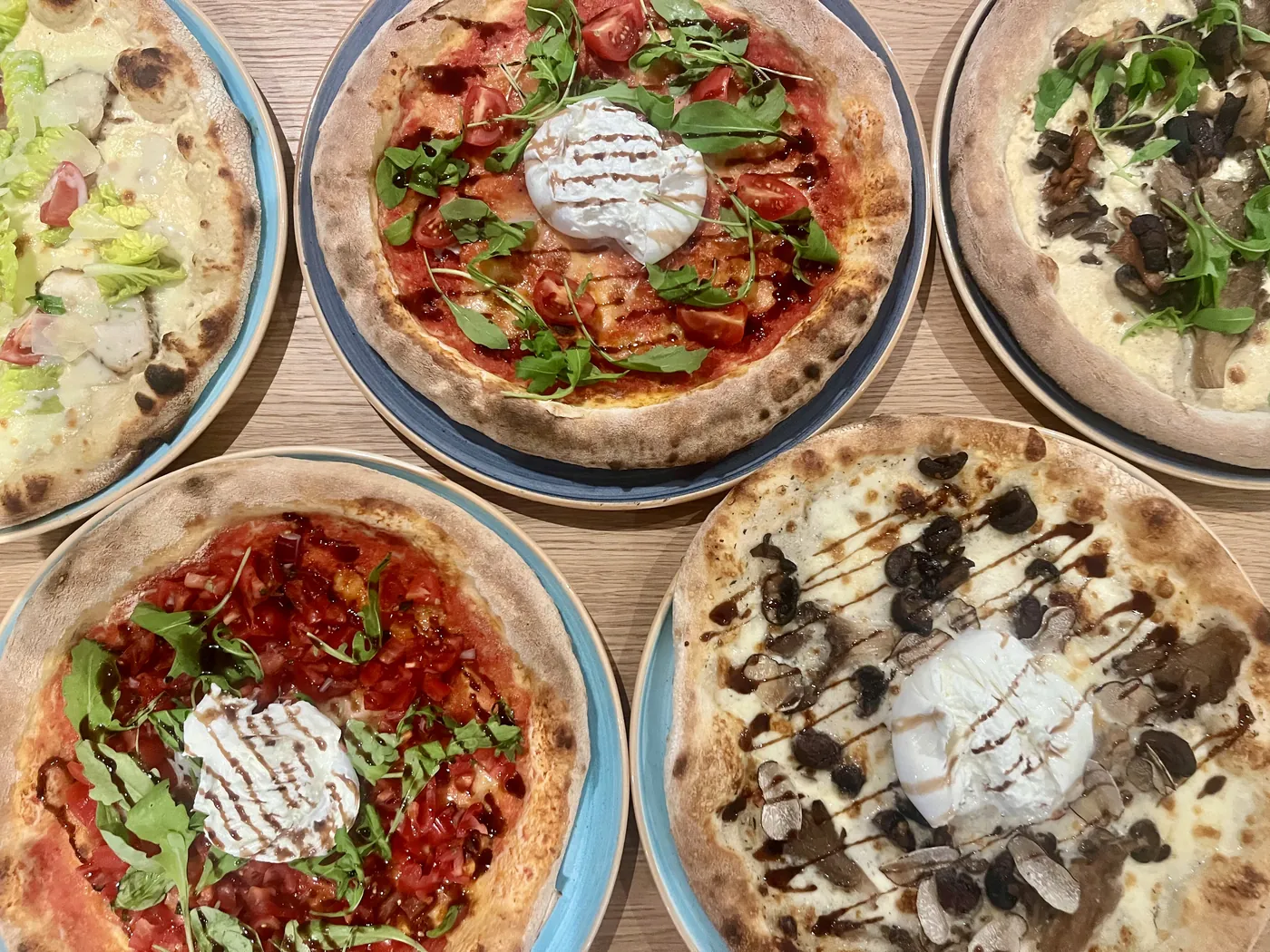 Fünf Pizzen auf dem Tisch