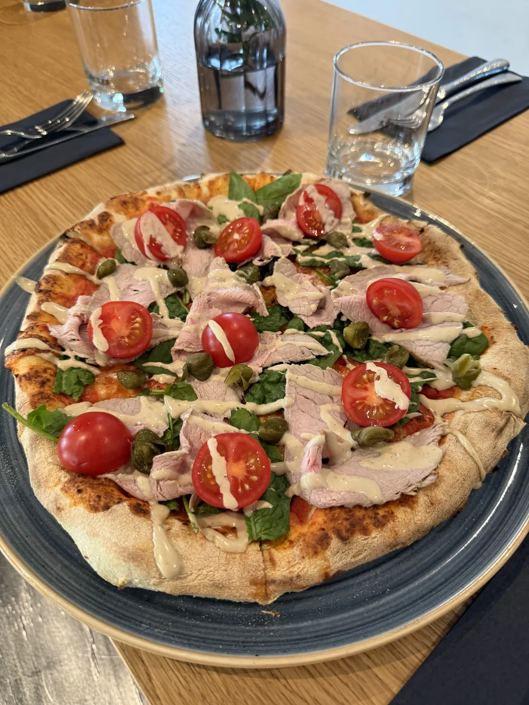 Pizza mit Kapern und Kirschtomaten