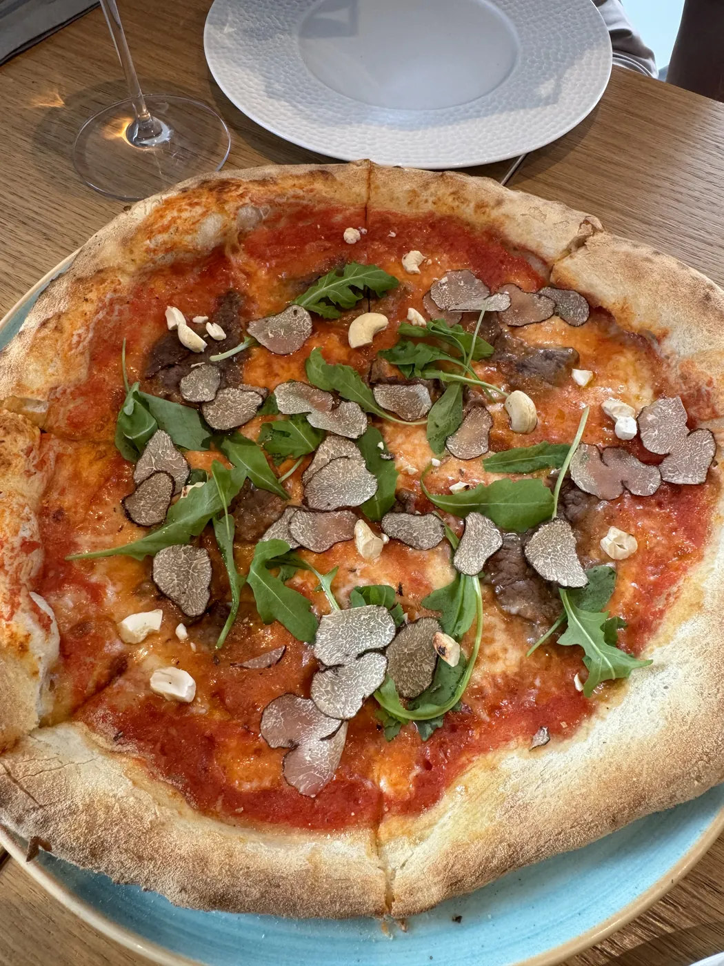 Pizza mit Trüffel und Rucola