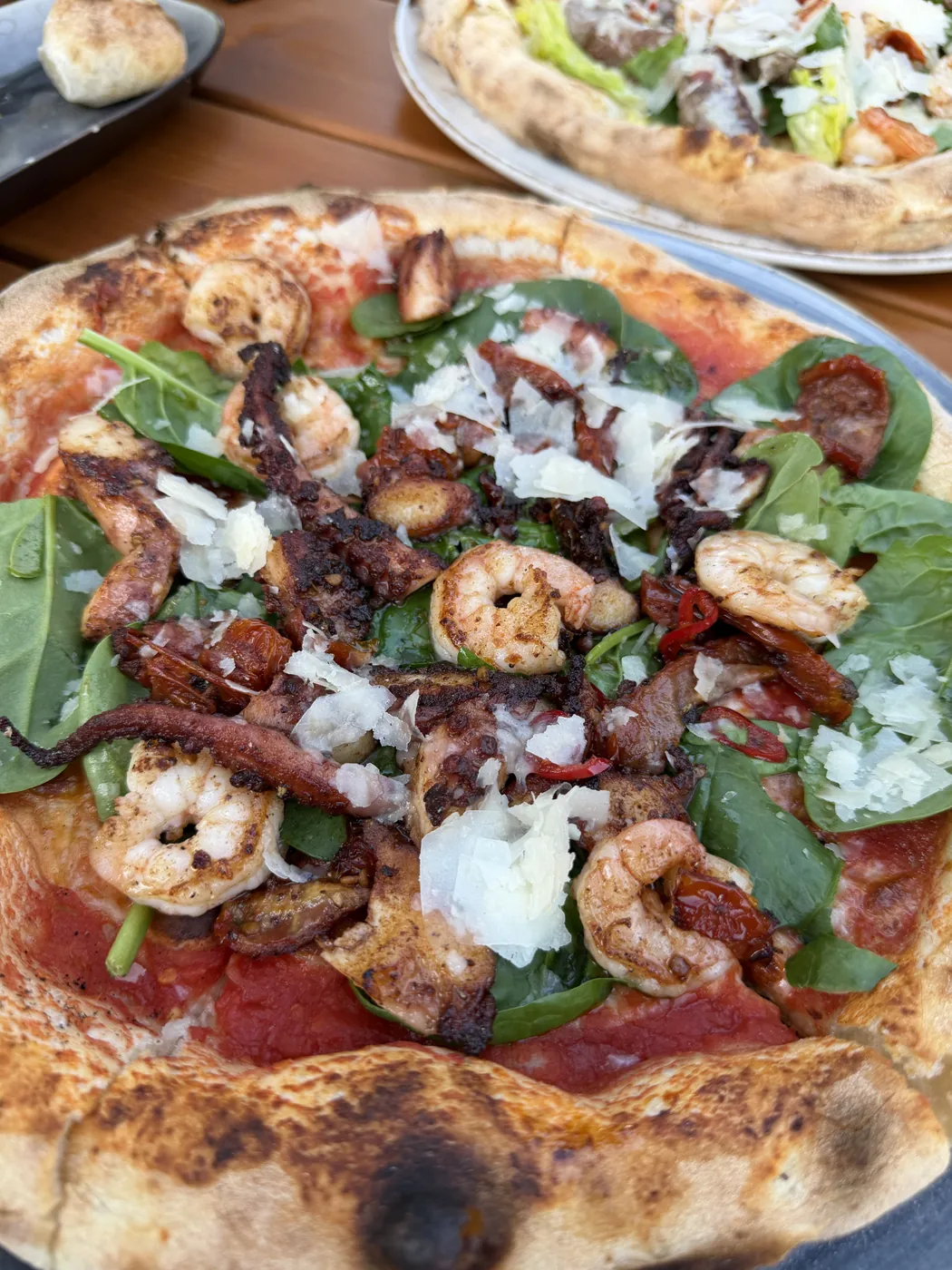 Pizza mit Garnelen und Spinat